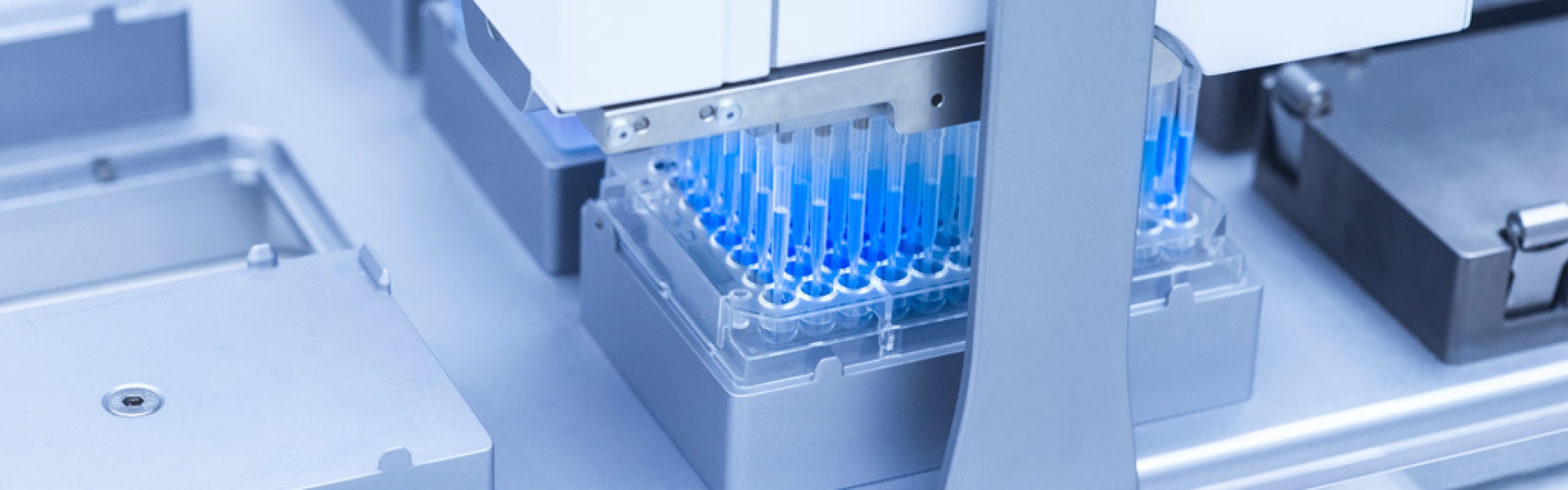 Automationssystem mit Mehrkanal Pipettierkopf für Mikrotiterplatten Automationssystem mit Mehrkanal Pipettierkopf für Mikrotiterplatten