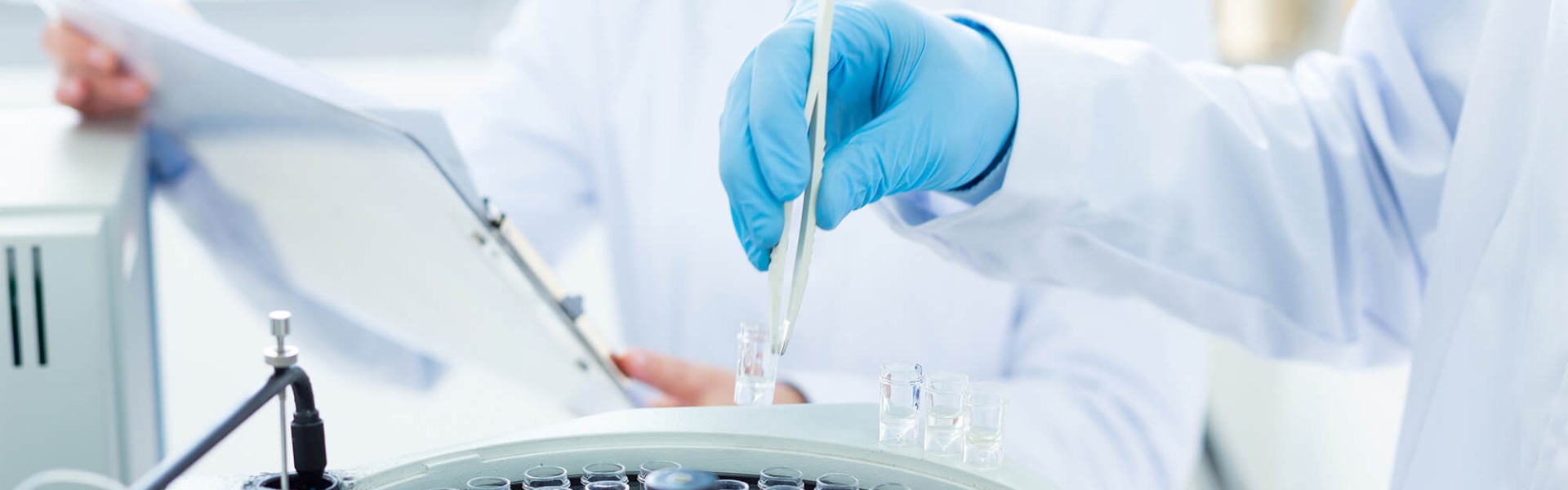 Bestückung Laborzentrifuge mit Mikroküvetten Bestückung Laborzentrifuge mit Mikroküvetten