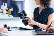 Dr.-Ing. Sybille Hopman mit additiv gefertigtem Bauteil Dr.-Ing. Sybille Hopman mit additiv gefertigtem Bauteil
